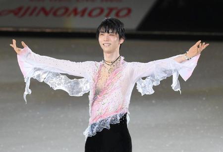 　「春よ、来い」を終えてあいさつをする羽生結弦さん（撮影・堀内翔）