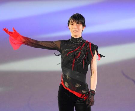 　単独アイスショー「プロローグ」　ＣＨＡＮＧＥを終えてあいさつをする羽生結弦さん（撮影・堀内翔）