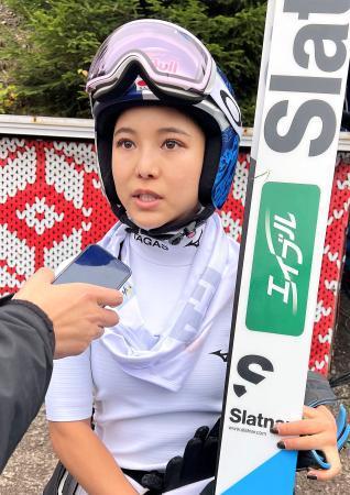 　女子個人第１戦予選を終え、取材に応じる高梨沙羅＝ビスワ（共同）