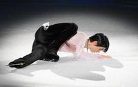 　「春よ、来い」の演技を披露して氷にキスをする羽生結弦さん（撮影・堀内翔）