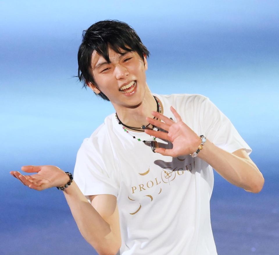 　単独アイスショー「プロローグ」を終えて手を振る羽生結弦さん（撮影・堀内翔）