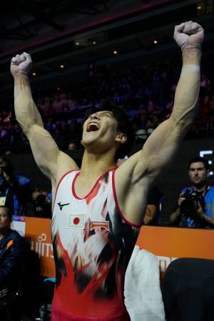 　世界体操の個人総合決勝で初優勝を果たし、喜ぶ橋本大輝＝４日、リバプール（ＡＰ＝共同）