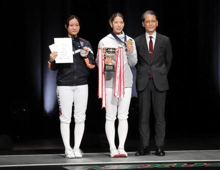 　優勝した江村美咲（中央）、準優勝の尾崎世梨