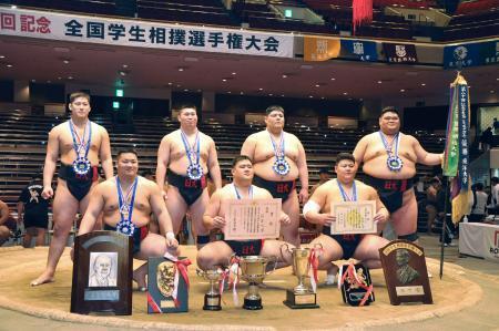 　団体戦で優勝し、記念写真に納まる日大の選手たち＝両国国技館