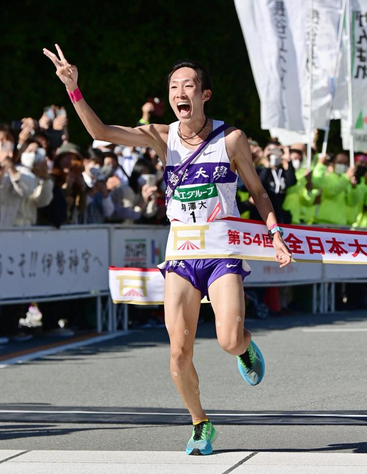 　１位でゴールする駒大のアンカー・花尾恭輔