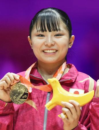 　体操の世界選手権の女子平均台で獲得した金メダルを手にする渡部葉月＝６日、英リバプール（共同）