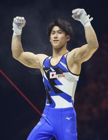 　男子鉄棒決勝の演技を終えた橋本大輝。銀メダルを獲得した＝リバプール（共同）