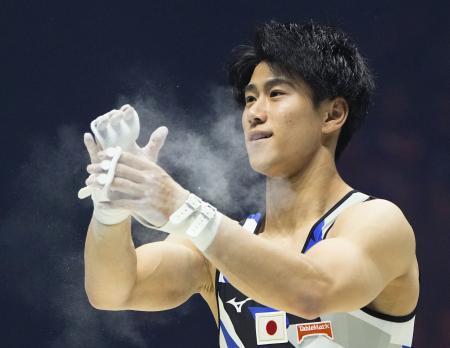 　男子鉄棒決勝の演技を終えた橋本大輝。銀メダルを獲得した＝リバプール（共同）