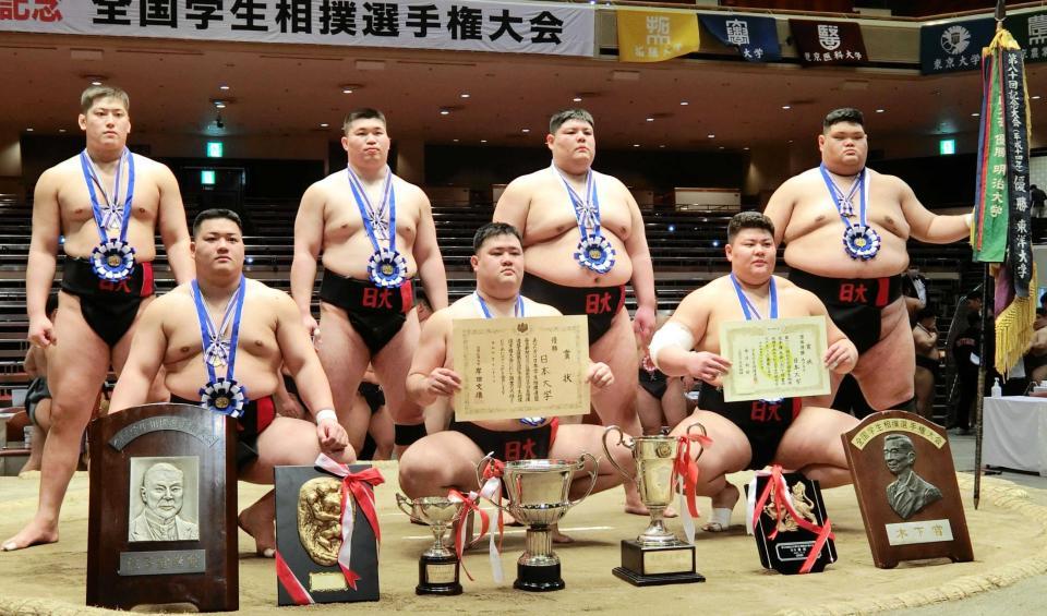 　全国学生相撲選手権団体戦で３１度目の優勝を飾った日大のメンバー