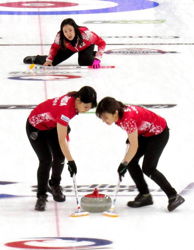 　カナダを破り決勝進出を決めた藤沢五月（上）らロコ・ソラーレ（共同）