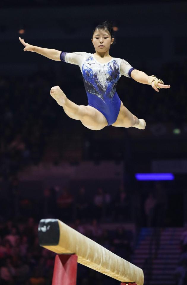 　女子平均台決勝　渡部葉月の演技＝リバプール（共同）