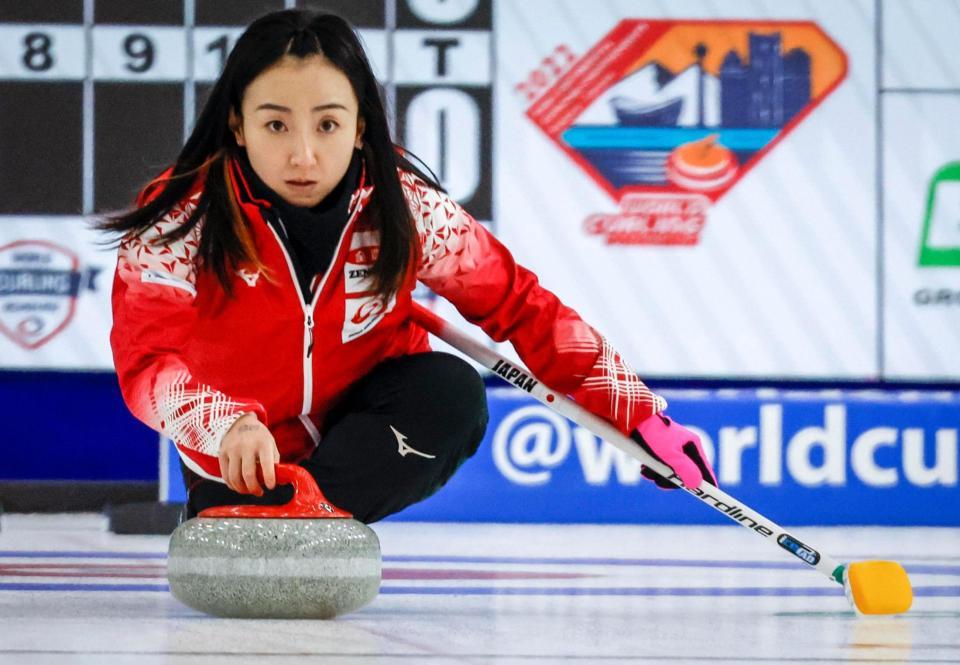 　韓国との決勝でプレーする女子日本代表ロコ・ソラーレの藤沢五月（カナディアンプレス提供・ＡＰ＝共同）