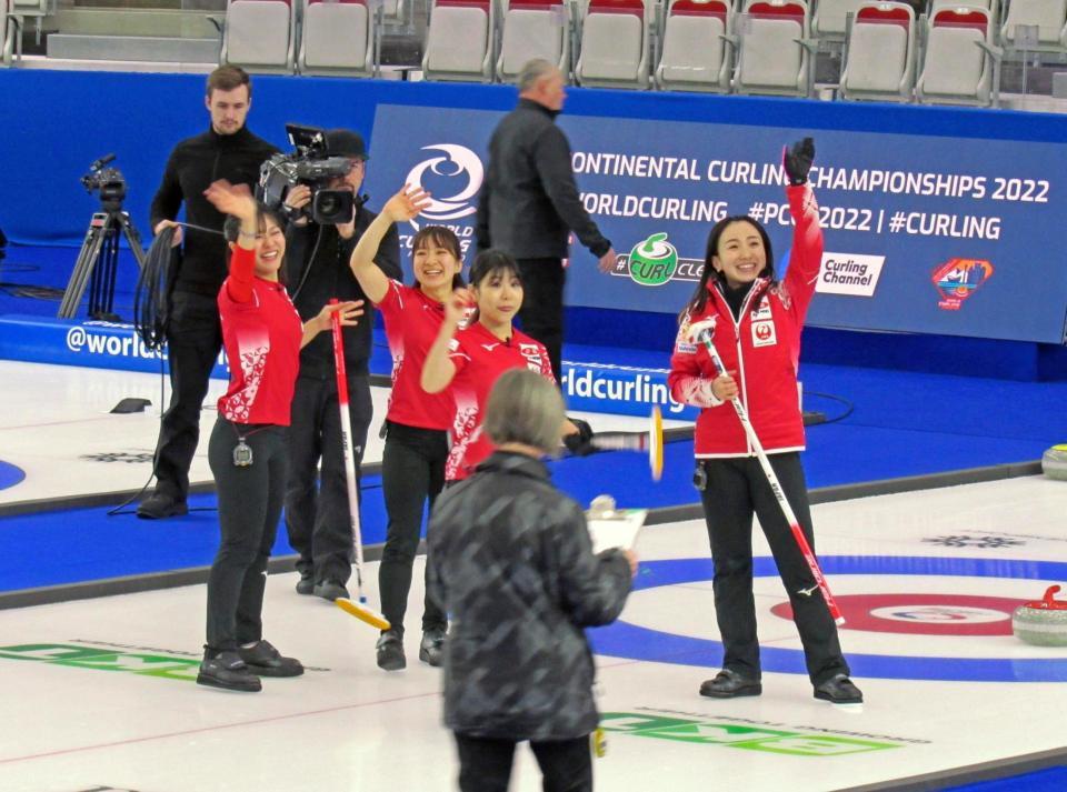 　優勝し、笑顔の女子日本代表ロコ・ソラーレの選手たち