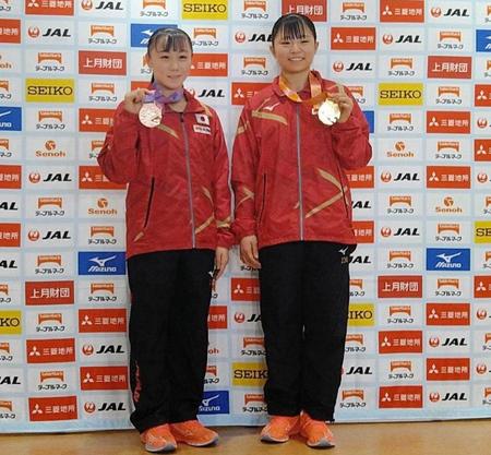 　世界選手権から帰国した（左から）宮田笙子、渡部葉月＝羽田空港