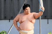 　吊り輪にかけたタオルで肩のストレッチを行う宇良