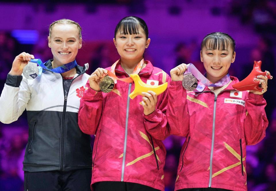 　女子平均台で初優勝し金メダルを手に笑顔の渡部葉月（中央）と、銅メダルの宮田笙子（右）＝共同
