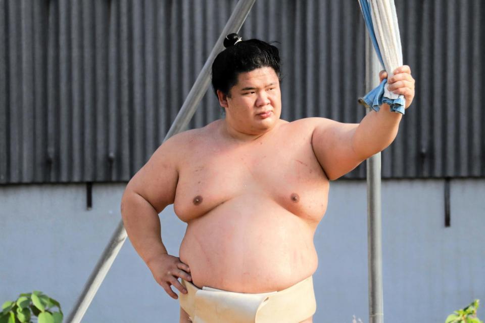 　吊り輪にかけたタオルで肩のストレッチを行う宇良