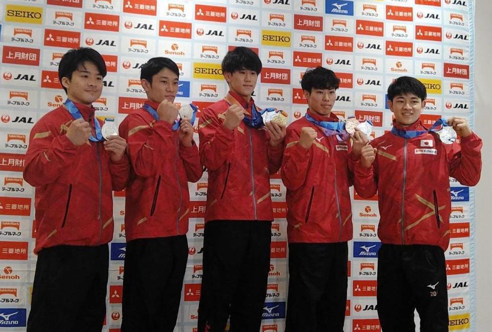 　世界選手権から帰国した（左から）神本雄也、谷川航、橋本大輝、土井陵輔、谷川翔＝羽田空港