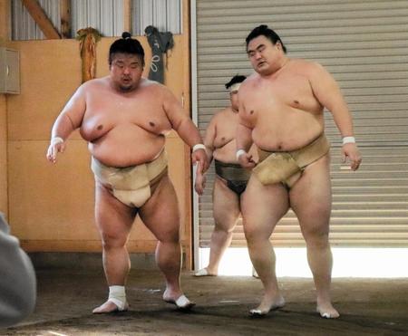 　朝稽古を行う貴景勝（左）、隆の勝