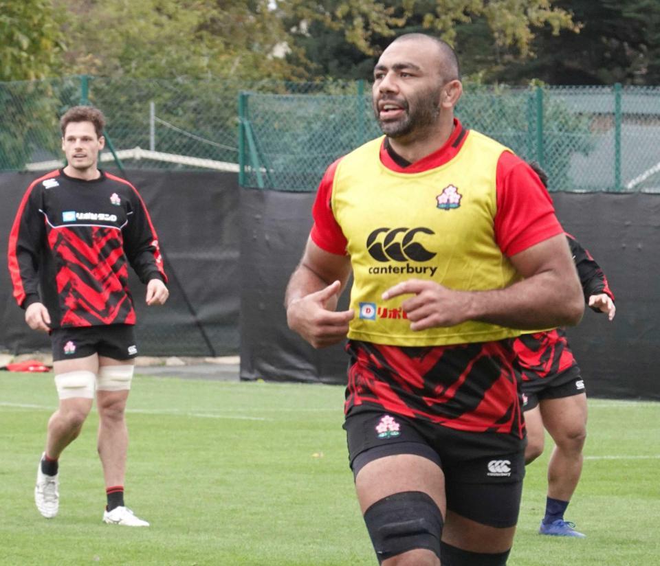 　練習するラグビー日本代表のリーチ（右）＝共同