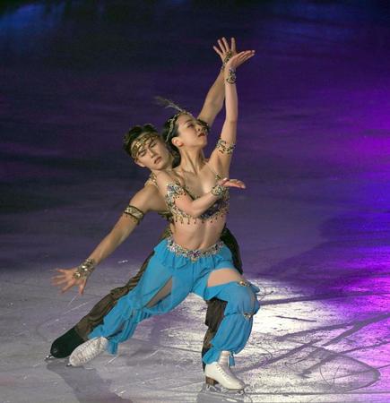 　大人の雰囲気を見せ、演技する浅田真央さん（手前）＝撮影・山口登