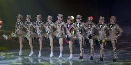 　ラインダンスを披露する浅田真央さん（中央右）＝撮影・山口登