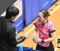 　２回戦、試合中もつらそうな表情を見せる石川佳純（右）＝撮影・伊藤笙子