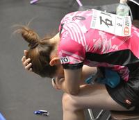 　２回戦で森さくらに敗れ、肩を落とす石川佳純（撮影・伊藤笙子）