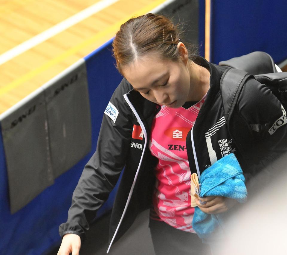 　２回戦で森さくらに敗れ、肩を落としながら引き上げる石川佳純（撮影・伊藤笙子））