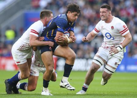 　日本-イングランド　前半、突進するライリー（中央）＝トゥイッケナム競技場（共同）