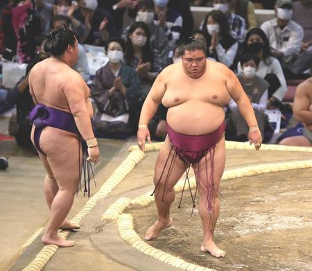 　押し出しで明生を下した御嶽海（撮影・坂部計介）