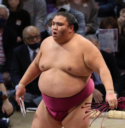 　押し出しで明生を下した御嶽海