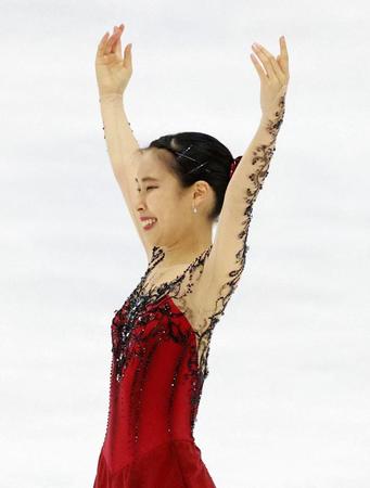 　女子フリーの演技を終えて笑顔の三原舞依＝シェフィールド（ロイター＝共同）