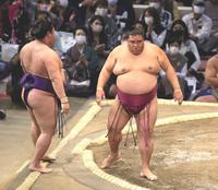 　押し出しで明生を下した御嶽海（撮影・坂部計介）