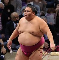 　押し出しで明生を下した御嶽海