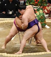 　御嶽海（奧）は押し出しで明生を破る