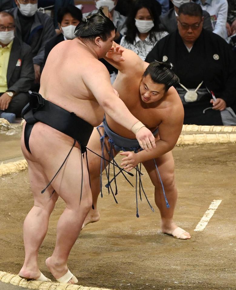 　翔猿（右）は押し出しで正代を破る