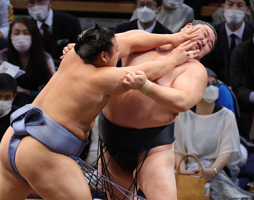 　土俵際で翔猿（左）に攻められる正代