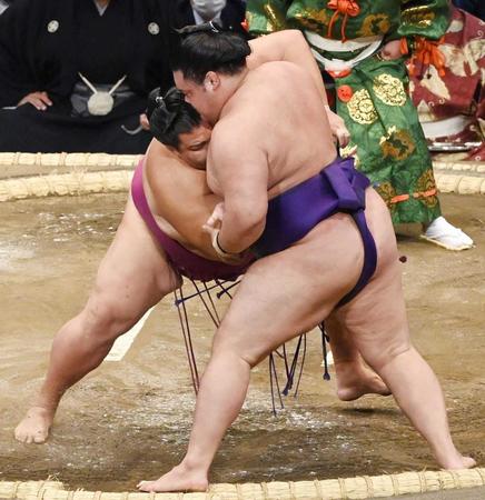 　押し出しで明生（手前）を破る御嶽海