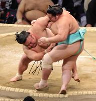 　押し出しで琴ノ若を下した貴景勝（撮影・坂部計介）