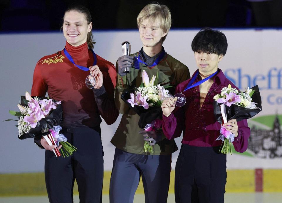 　男子で３位に入り、表彰台でメダルを手にする佐藤駿（右）（ロイター＝共同）