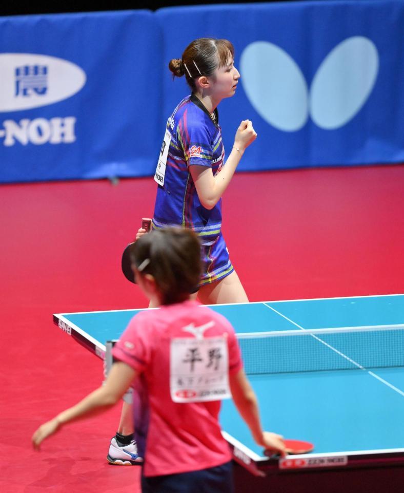 　女子決勝、平野美宇から第１ゲームを先取した早田ひな（撮影・伊藤笙子）