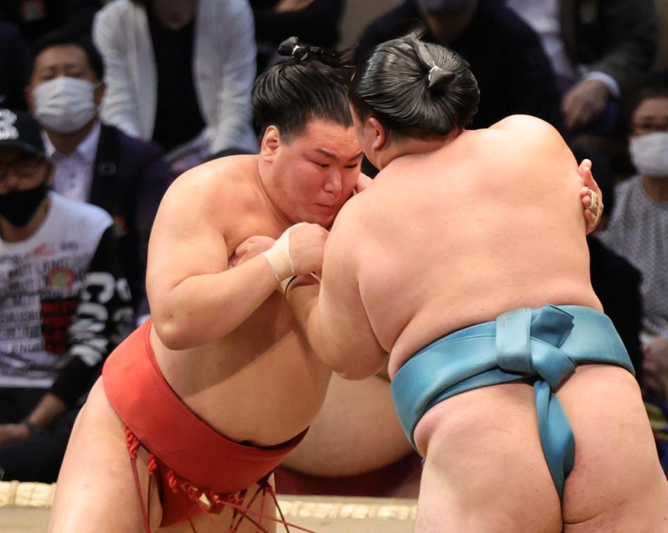 　玉鷲を激しく攻める豊昇龍（撮影・坂部計介）