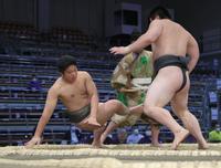 　前相撲で根岸（右）と対戦し、黒星となった桜庭（撮影・坂部計介）