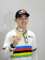 　日本人初の優勝を果たした世界選手権から帰国した中村輪夢。世界王者に贈られる虹が入ったジャージーを着用