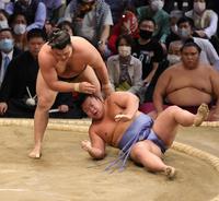 　霧馬山の小手投げで土俵に倒れる翔猿（撮影・坂部計介）