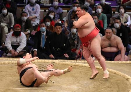 　　押し倒しで阿炎を破った阿武咲（撮影・坂部計介）