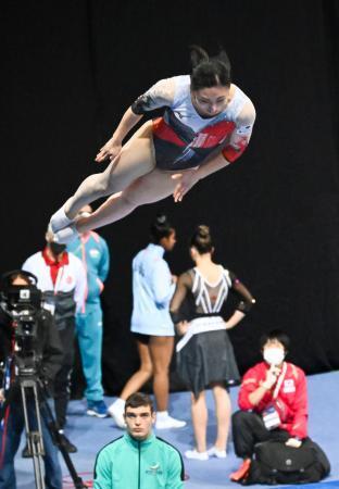 　女子個人予選　演技する桐生莉沙＝ソフィア（共同）