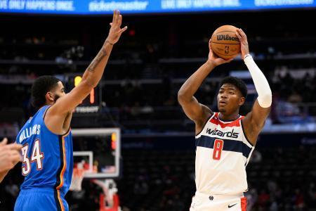 　サンダー戦に途中出場し、１４得点をマークしたウィザーズの八村塁（右）＝ワシントン（ＡＰ＝共同）