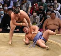 　霧馬山の小手投げで土俵に倒れる翔猿（撮影・坂部計介）